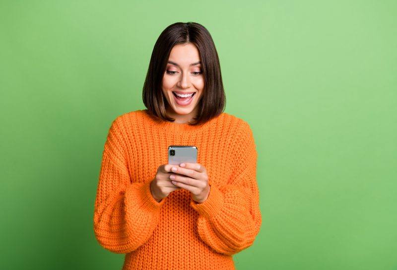 femme avec son téléphone contente