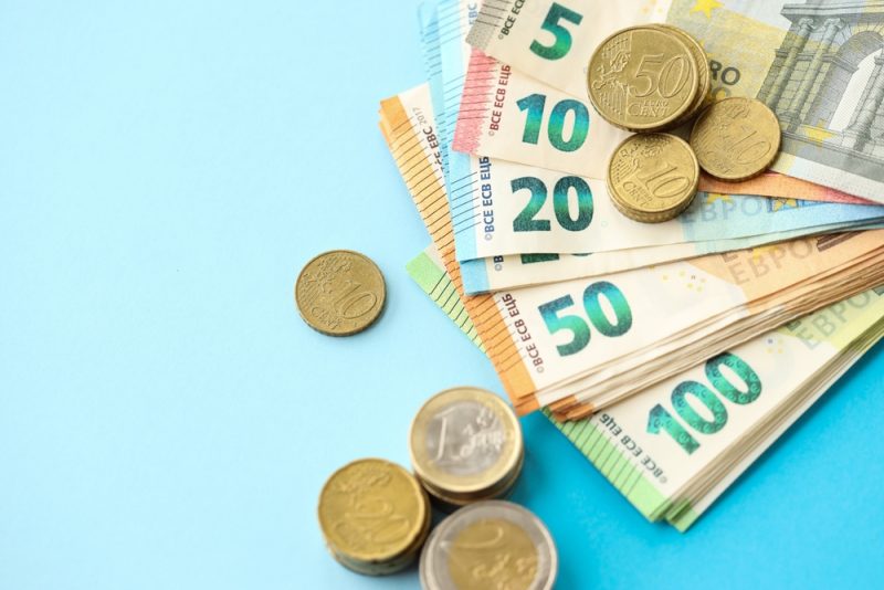 Billets et pièces en euros illustrant le plafonnement CPF 2026 et le reste à charge pour financer une formation