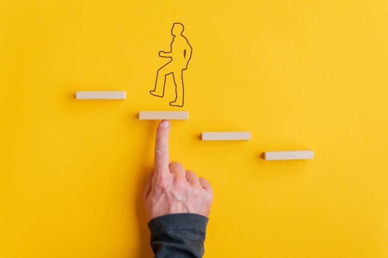 Illustration symbolisant une formation gestion d’entreprise avec des étapes menant à la croissance